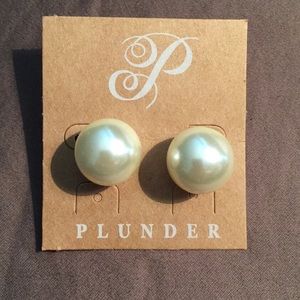 Plunder pearl earrings